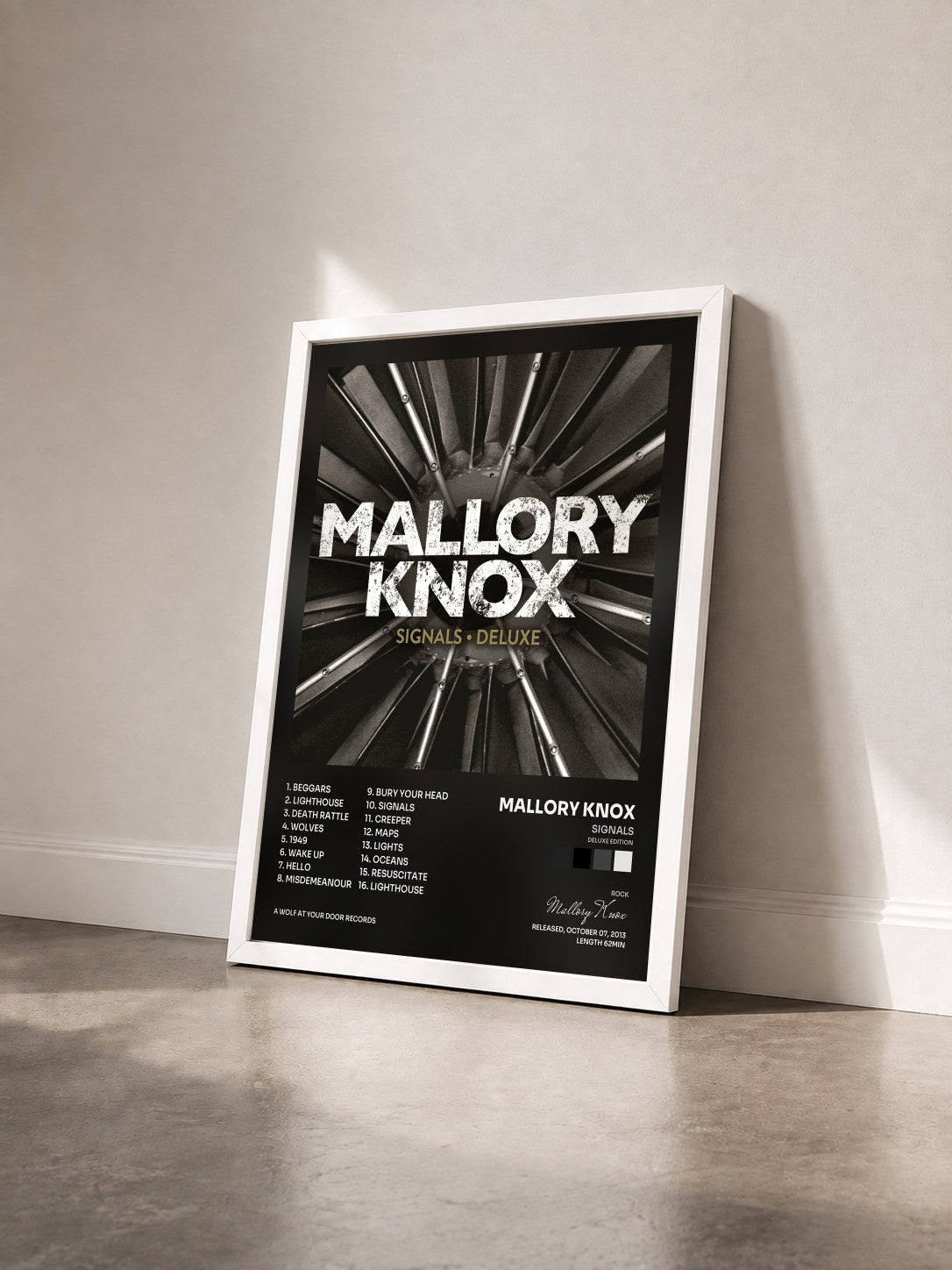 #blanc Tableau de l'album Signals (Deluxe Edition) de Mallory Knox vu de trois quarts, cadre blanc