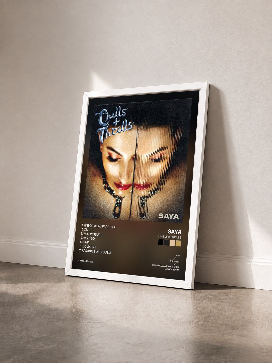 #blanc Tableau de l'album Chills & Thrills de Saya vu de trois quarts, cadre blanc