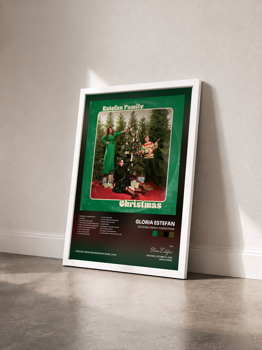 #blanc Tableau de l'album Estefan Family Christmas de Gloria Estefan vu de trois quarts, cadre blanc