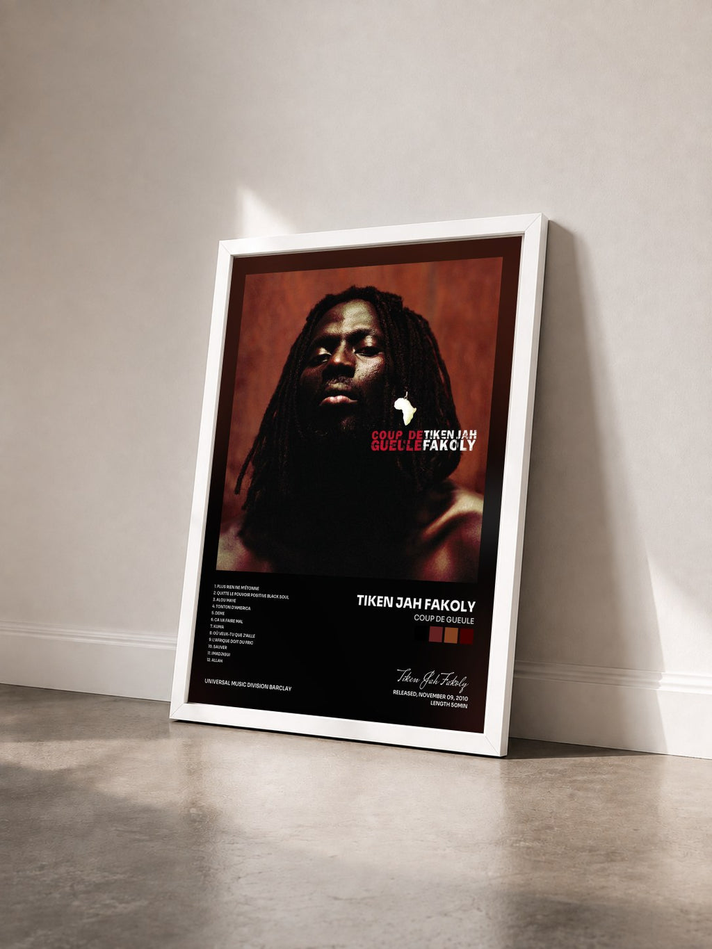 #blanc Tableau de l'album Coup De Gueule de Tiken Jah Fakoly vu de trois quarts, cadre blanc