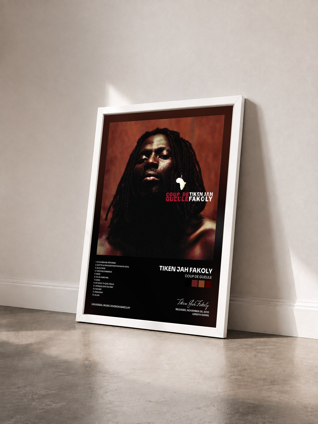 #blanc Tableau de l'album Coup De Gueule de Tiken Jah Fakoly vu de trois quarts, cadre blanc