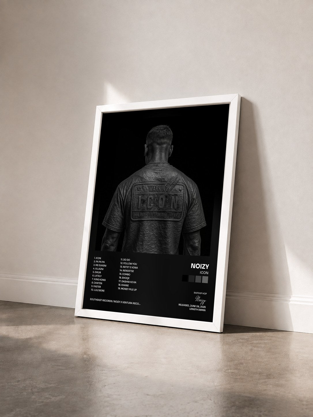 #blanc Tableau de l'album ICON de Noizy vu de trois quarts, cadre blanc