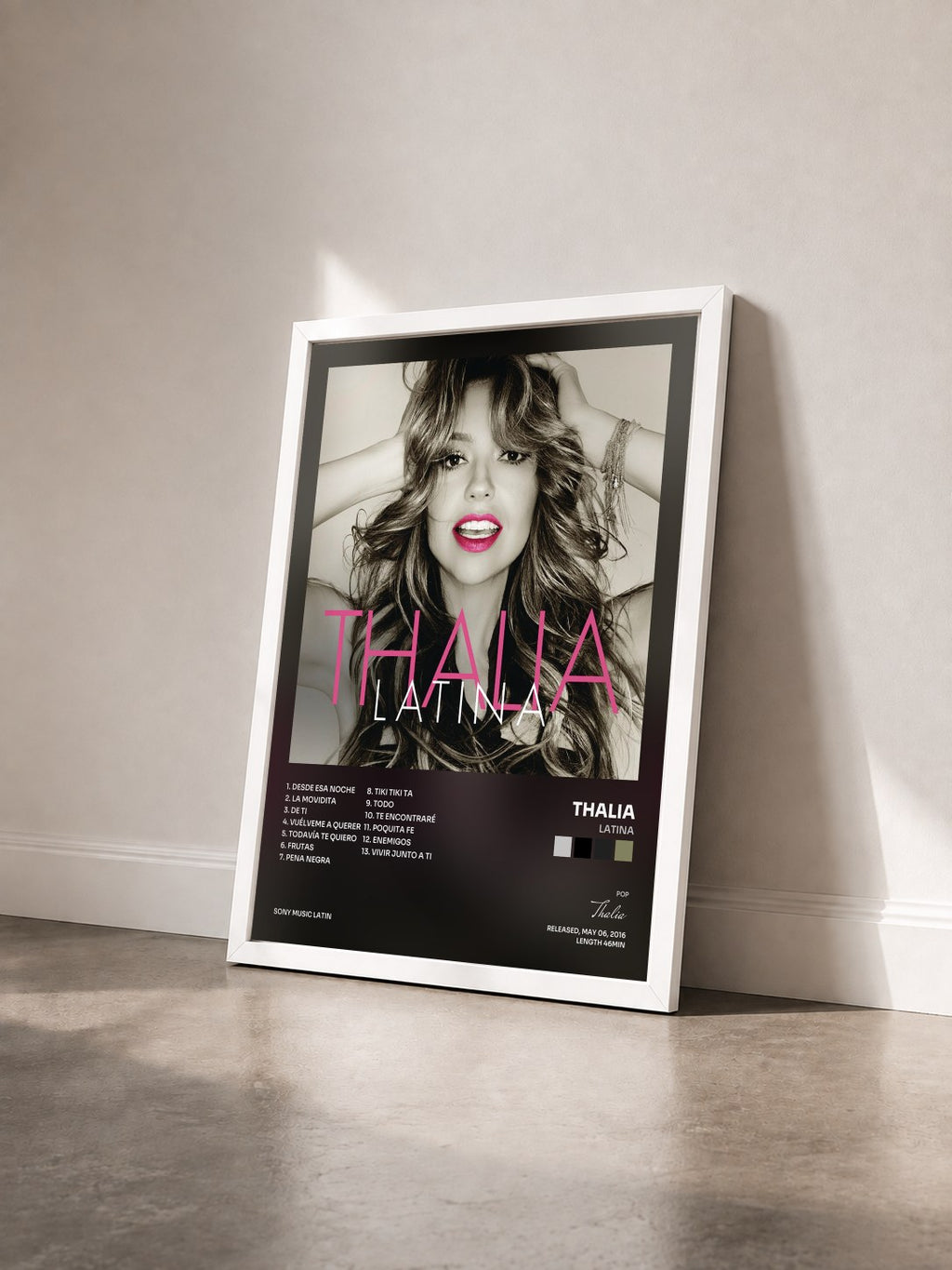 #blanc Tableau de l'album Latina de Thalia vu de trois quarts, cadre blanc