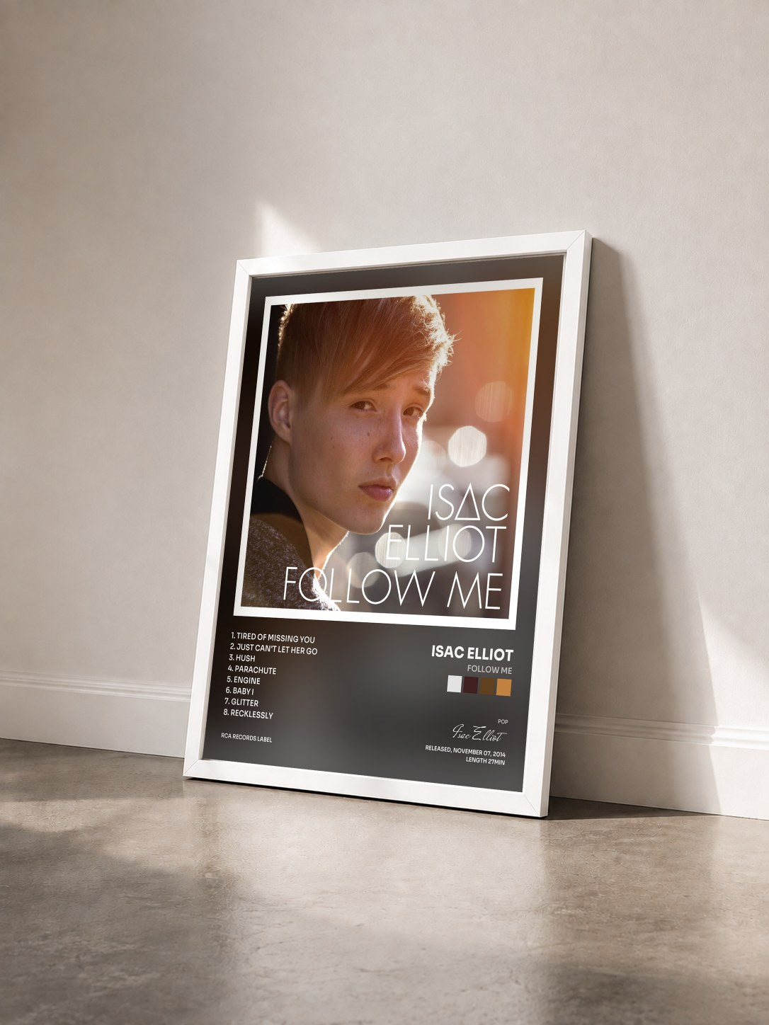 #blanc Tableau de l'album Follow Me de Isac Elliot vu de trois quarts, cadre blanc