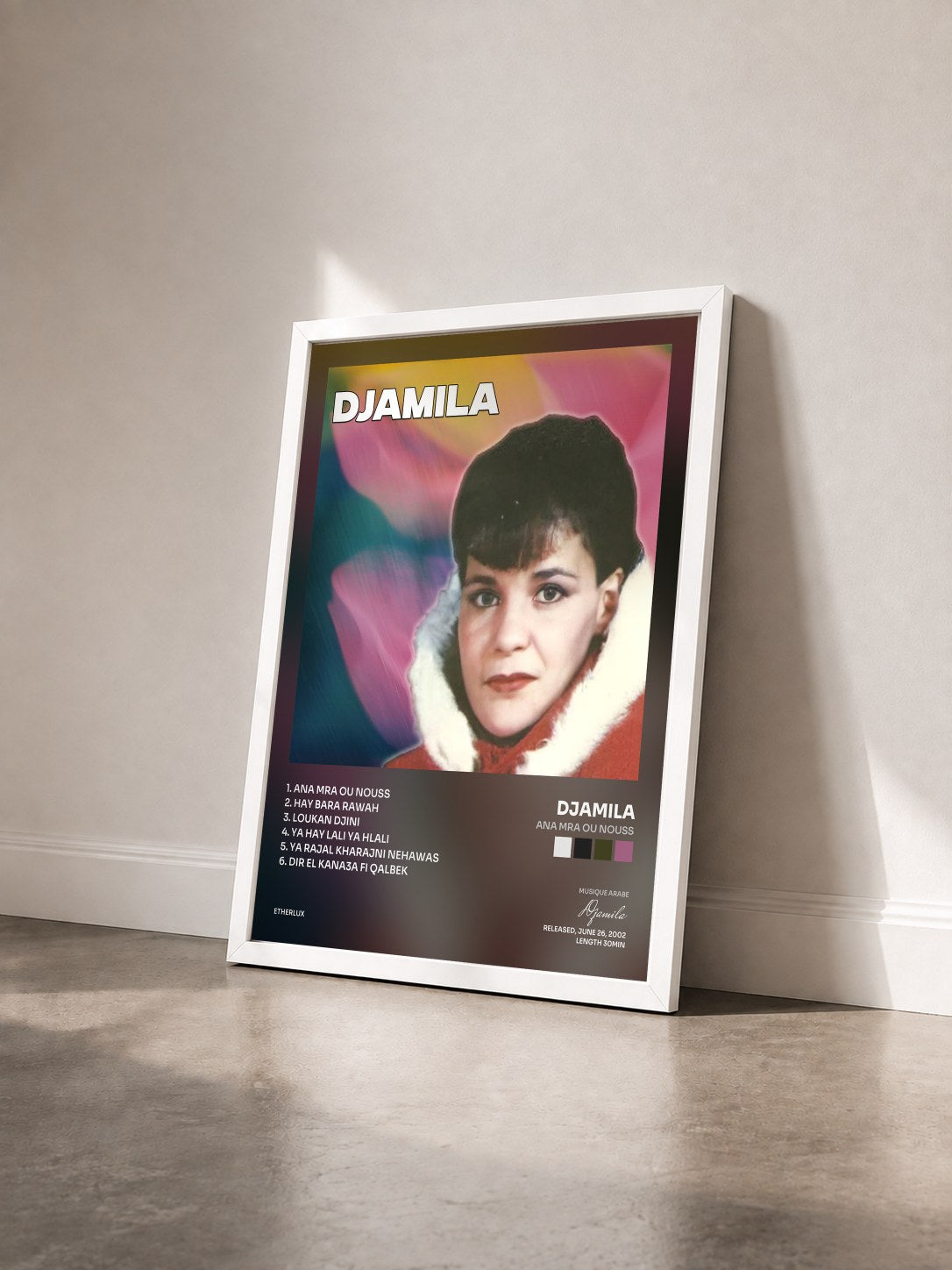 #blanc Tableau de l'album Ana Mra Ou Nouss de Djamila vu de trois quarts, cadre blanc