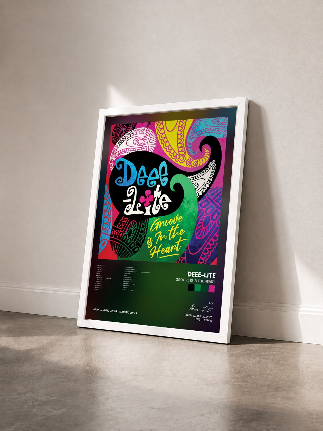 #blanc Tableau de l'album Groove Is In the Heart de Deee-Lite vu de trois quarts, cadre blanc