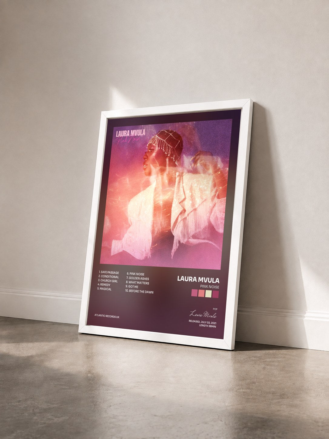 #blanc Tableau de l'album Pink Noise de Laura Mvula vu de trois quarts, cadre blanc