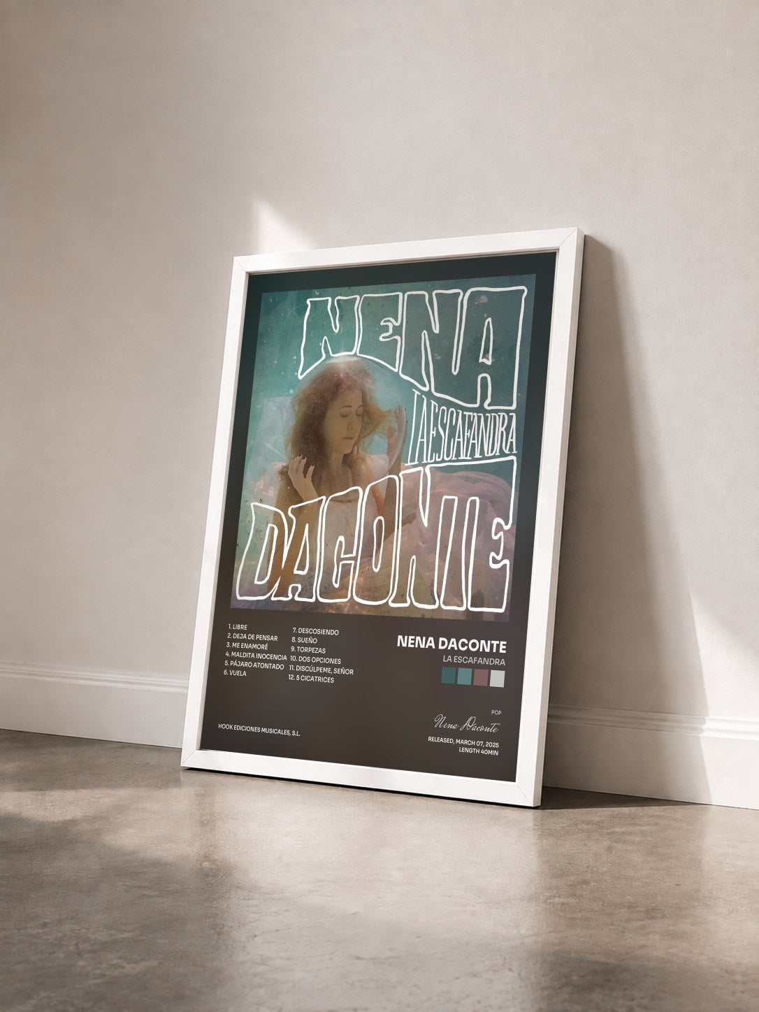 #blanc Tableau de l'album La Escafandra de Nena Daconte vu de trois quarts, cadre blanc