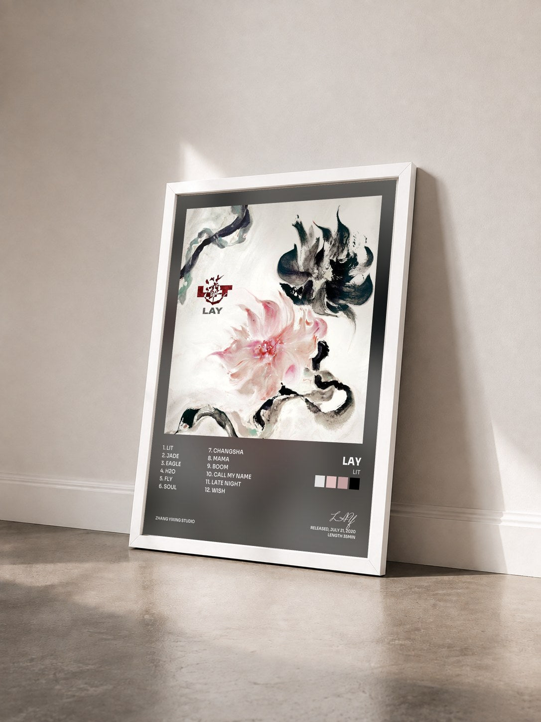 #blanc Tableau de l'album LIT de LAY vu de trois quarts, cadre blanc