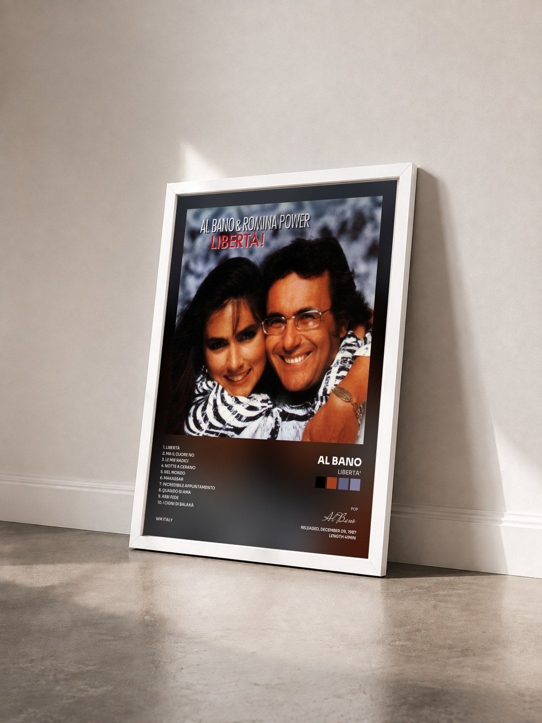 #blanc Tableau de l'album Liberta' de Al Bano vu de trois quarts, cadre blanc