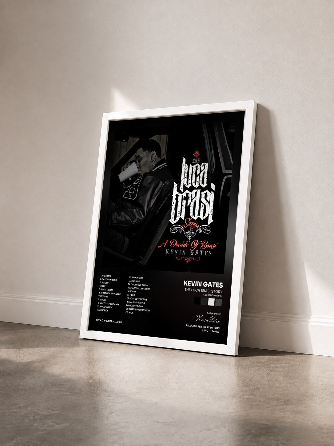#blanc Tableau de l'album THE LUCA BRASI STORY (A DECADE OF BRASI) de Kevin Gates vu de trois quarts, cadre blanc