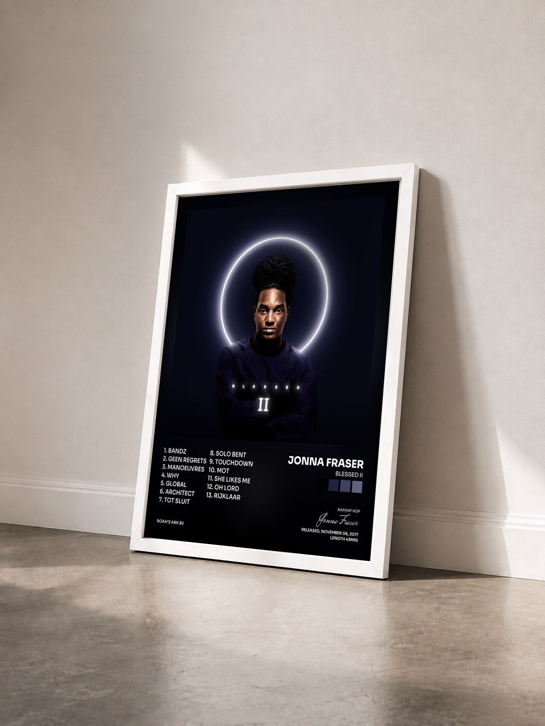 #blanc Tableau de l'album Blessed II de Jonna Fraser vu de trois quarts, cadre blanc