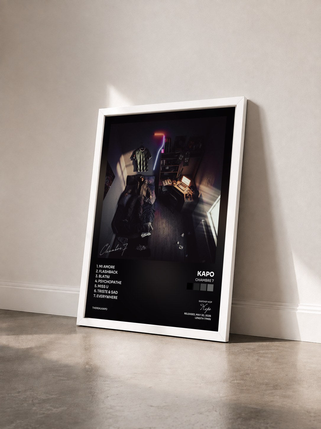 #blanc Tableau de l'album Chambre 7 de Kapo vu de trois quarts, cadre blanc