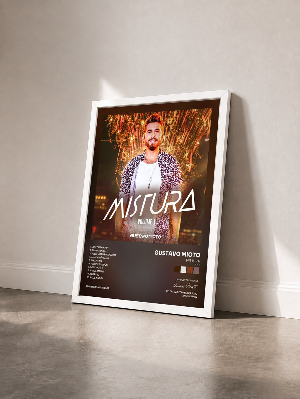 #blanc Tableau de l'album Mistura (Vol. 1) de Gustavo Mioto vu de trois quarts, cadre blanc