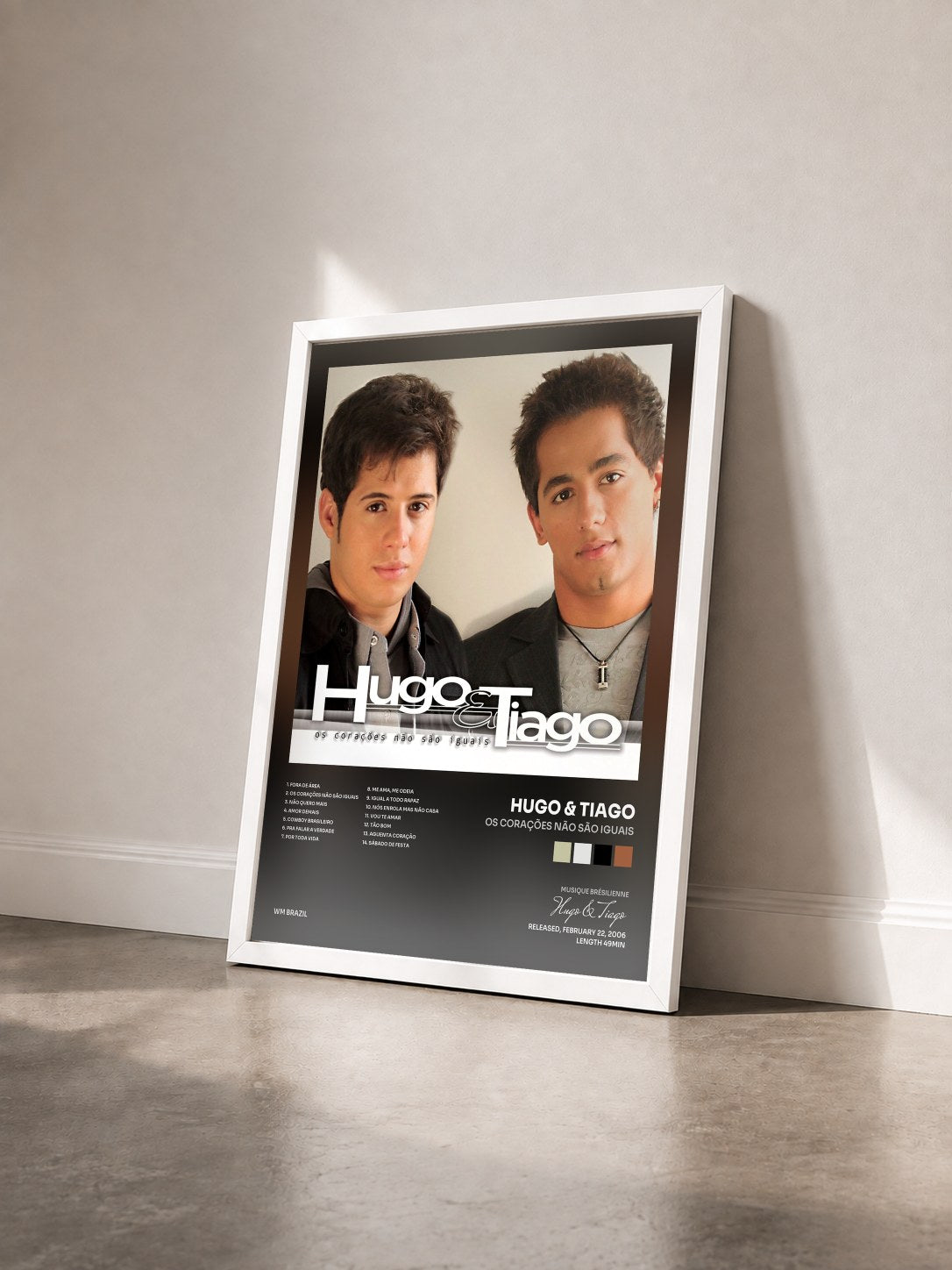 #blanc Tableau de l'album Os Corações Não São Iguais de Hugo & Tiago vu de trois quarts, cadre blanc