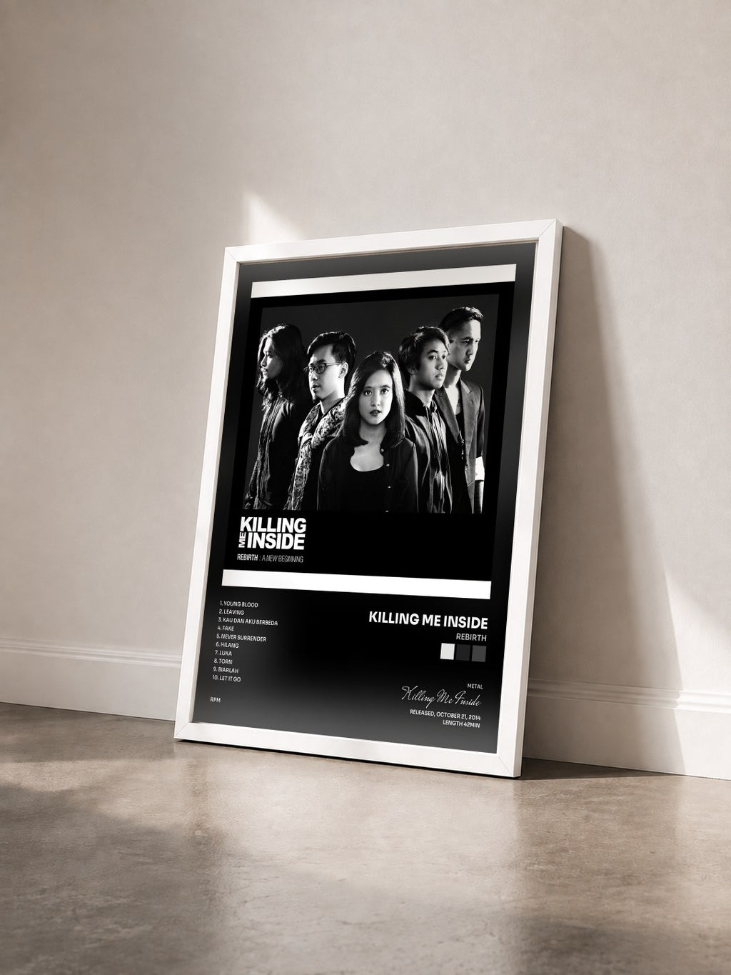 #blanc Tableau de l'album REBIRTH de Killing Me Inside vu de trois quarts, cadre blanc