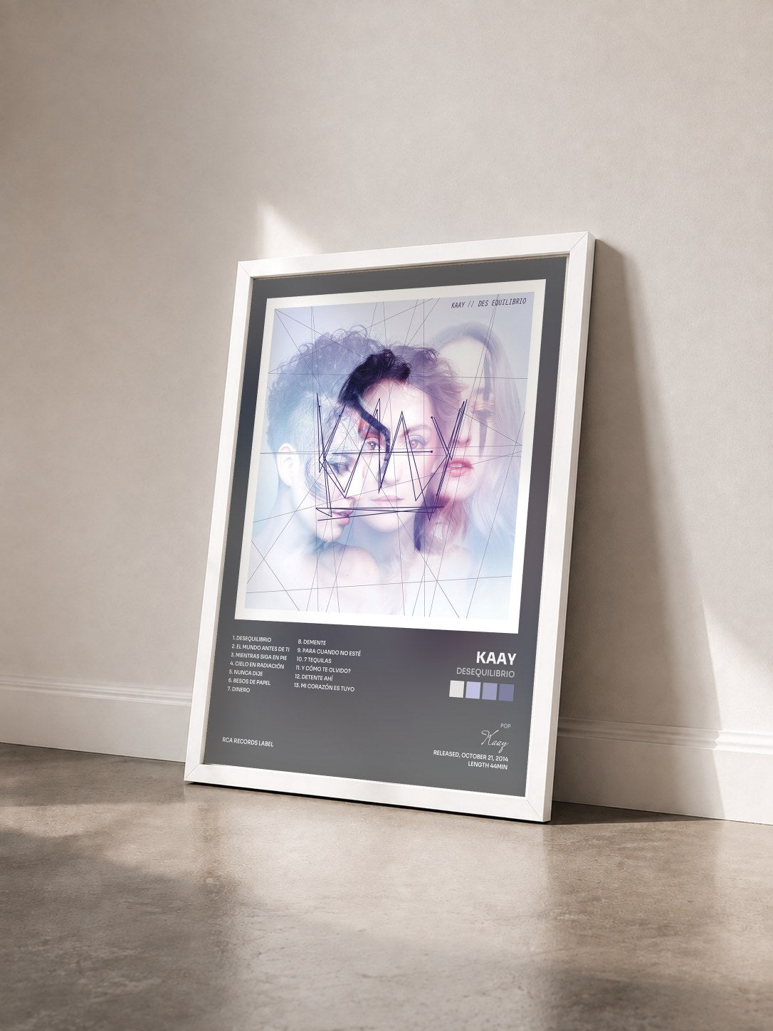 #blanc Tableau de l'album Desequilibrio de Kaay vu de trois quarts, cadre blanc