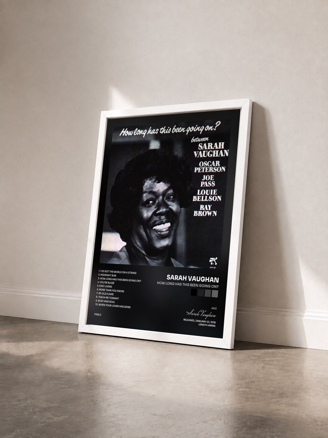 #blanc Tableau de l'album How Long Has This Been Going On? de Sarah Vaughan vu de trois quarts, cadre blanc