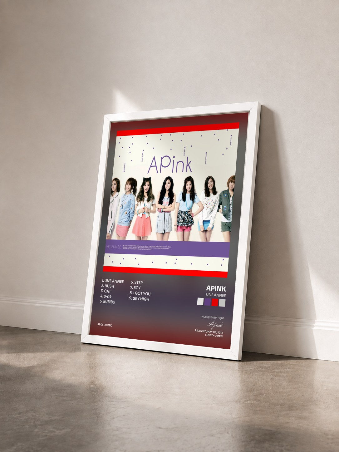 #blanc Tableau de l'album UNE ANNEE de Apink vu de trois quarts, cadre blanc