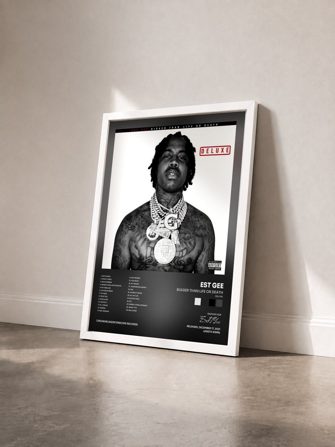 #blanc Tableau de l'album Bigger Than Life Or Death (Deluxe) de EST Gee vu de trois quarts, cadre blanc
