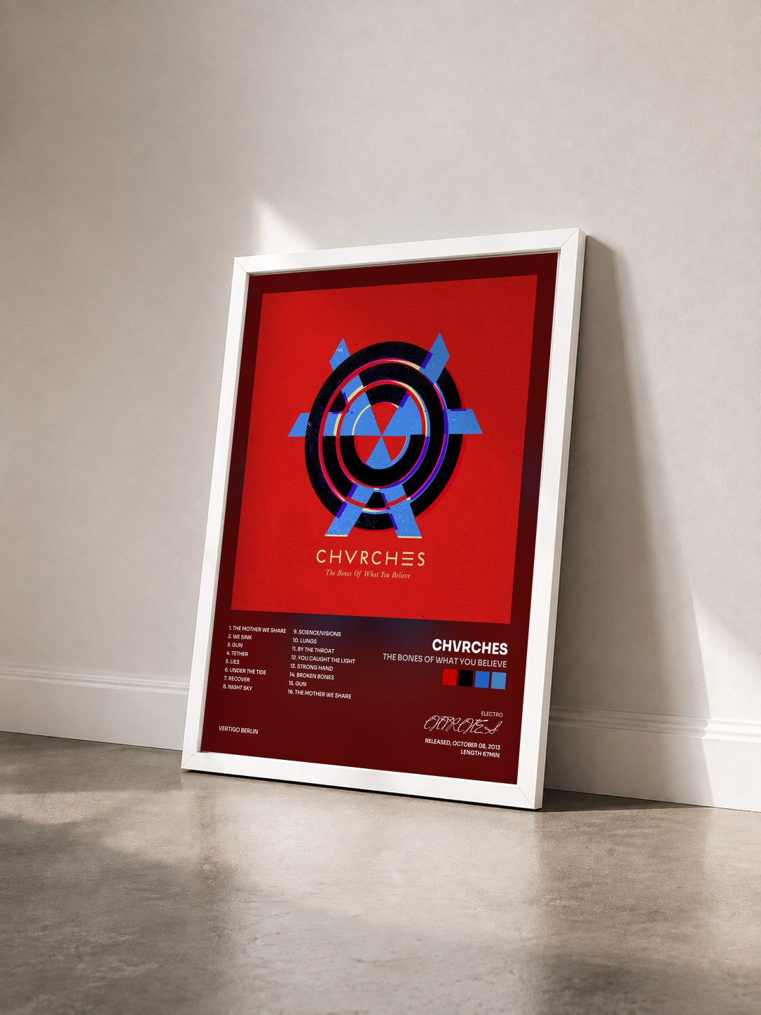 #blanc Tableau de l'album The Bones Of What You Believe de CHVRCHES vu de trois quarts, cadre blanc