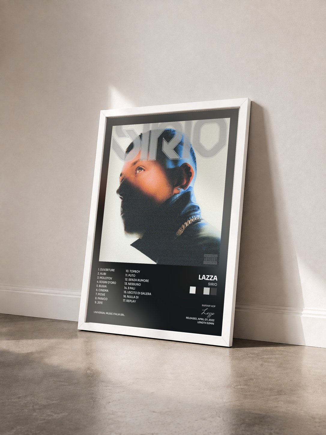 #blanc Tableau de l'album SIRIO de Lazza vu de trois quarts, cadre blanc