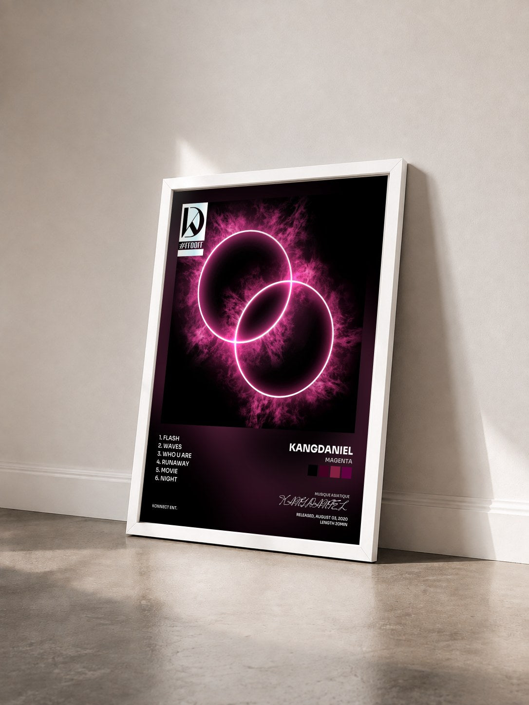 #blanc Tableau de l'album MAGENTA de KANGDANIEL vu de trois quarts, cadre blanc