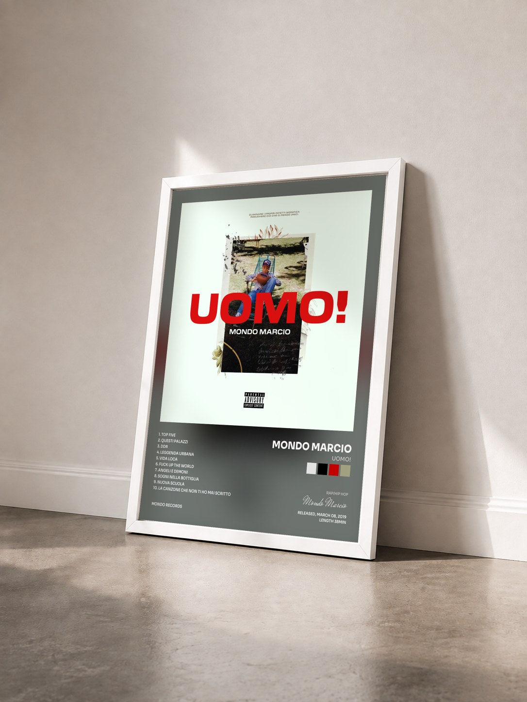 #blanc Tableau de l'album UOMO! de Mondo Marcio vu de trois quarts, cadre blanc