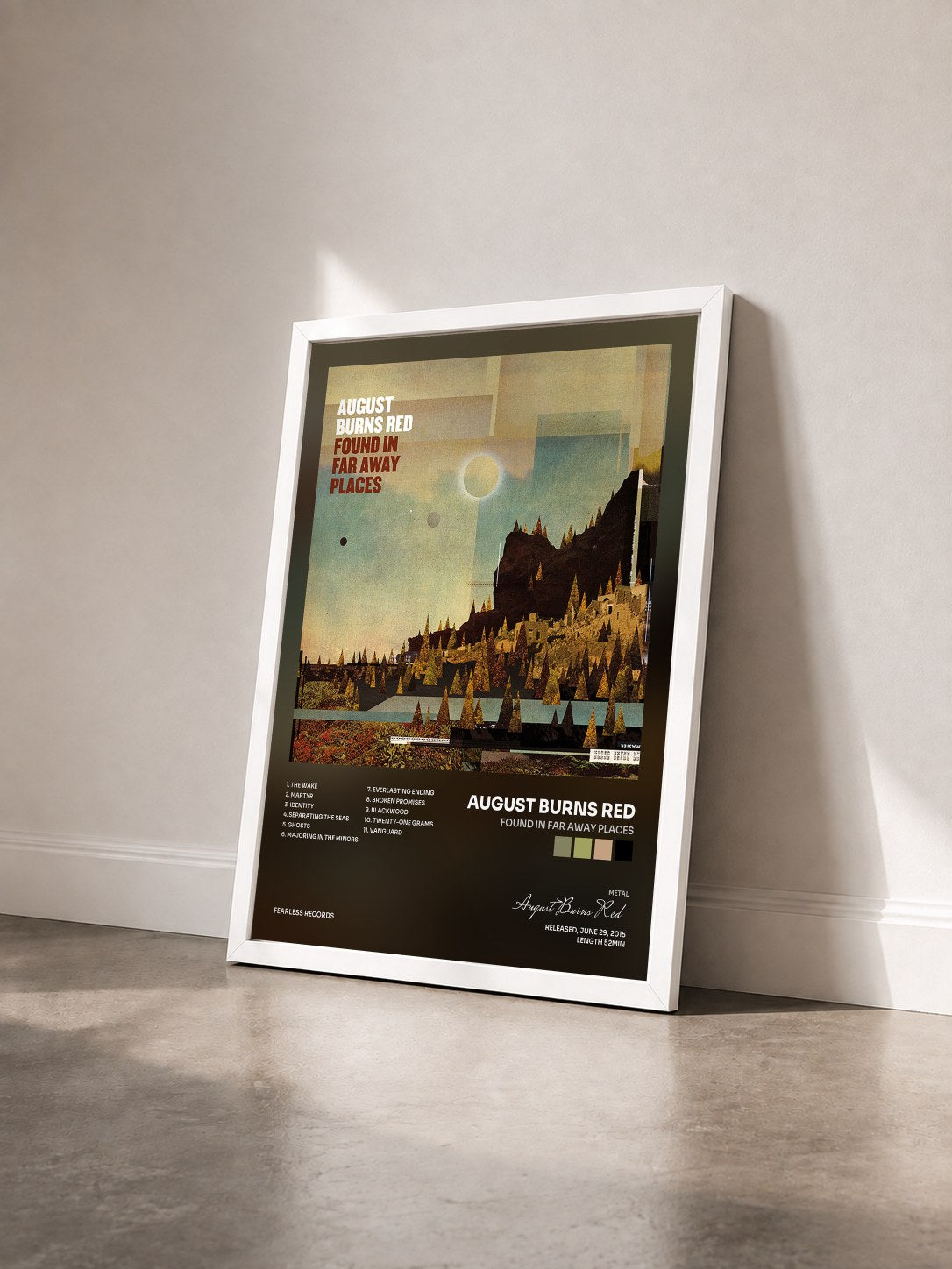 #blanc Tableau de l'album Found In Far Away Places de August Burns Red vu de trois quarts, cadre blanc