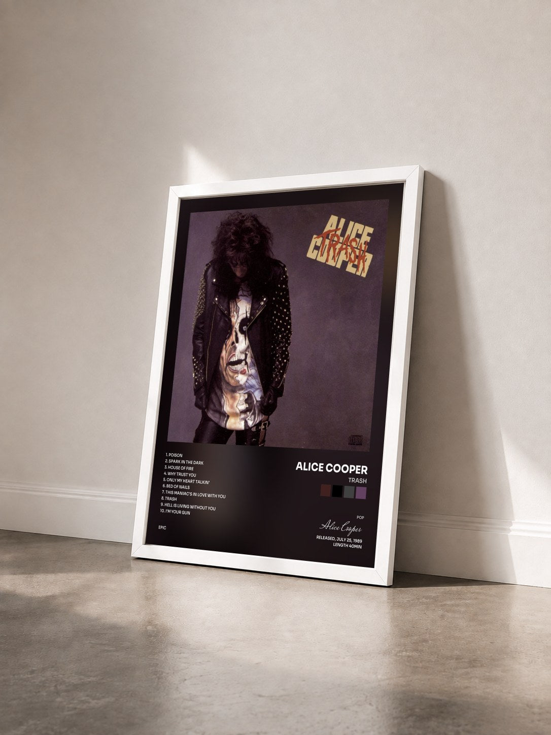 #blanc Tableau de l'album Trash de Alice Cooper vu de trois quarts, cadre blanc