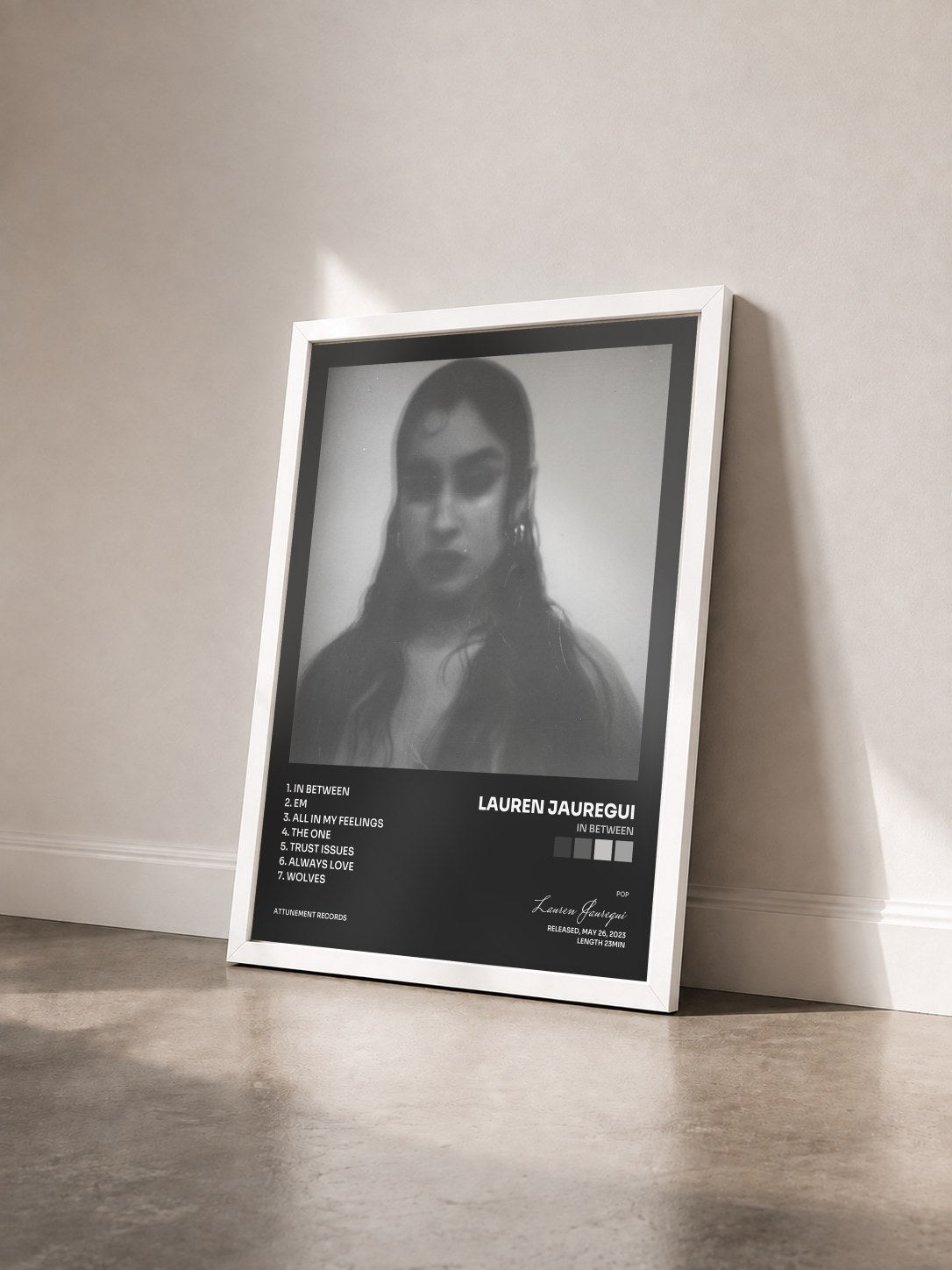 #blanc Tableau de l'album In Between de Lauren Jauregui vu de trois quarts, cadre blanc