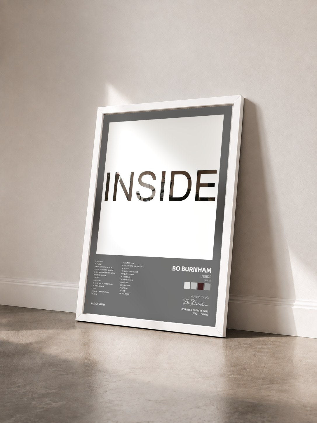 #blanc Tableau de l'album INSIDE (DELUXE) de Bo Burnham vu de trois quarts, cadre blanc