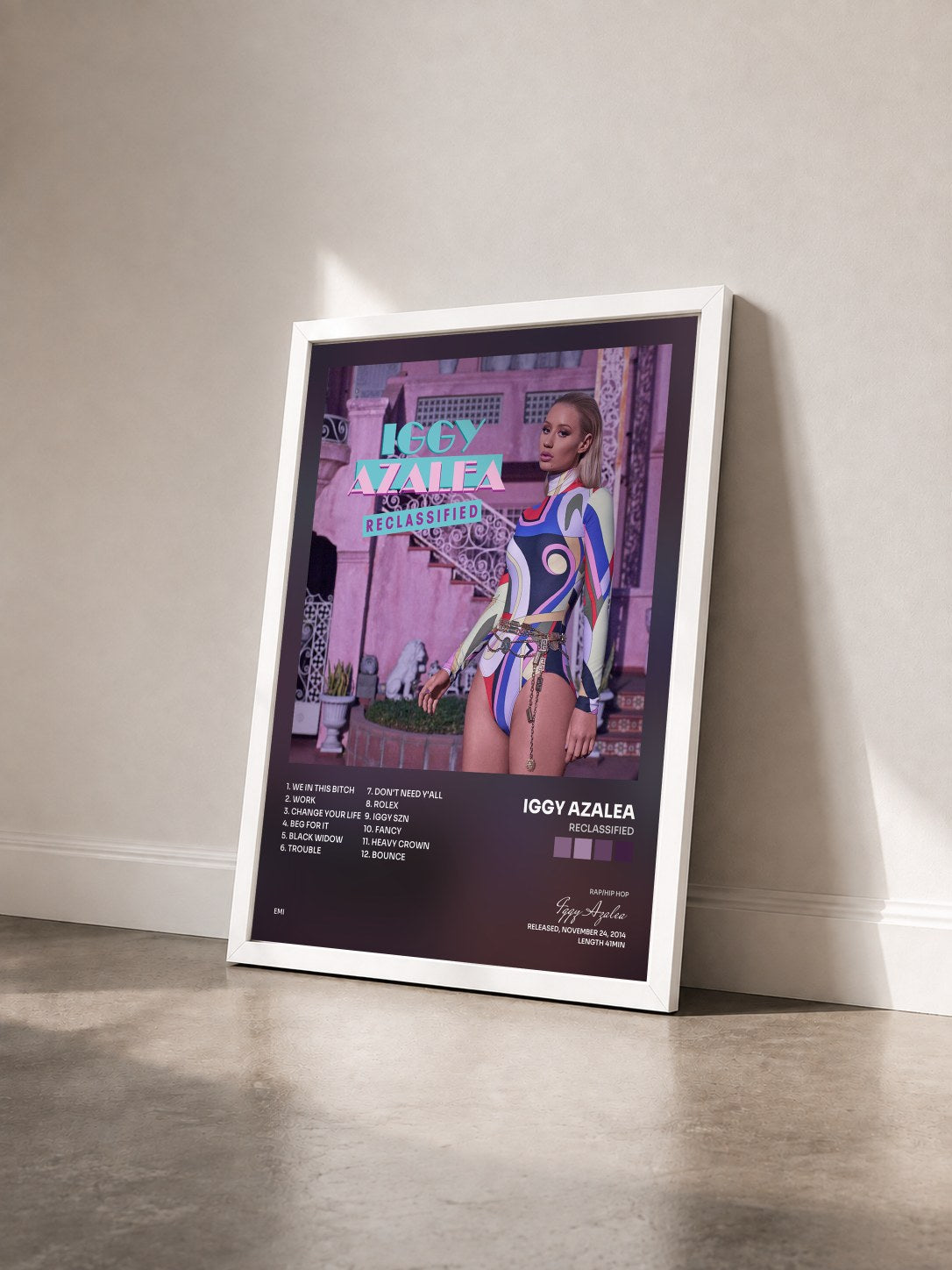 #blanc Tableau de l'album Reclassified de Iggy Azalea vu de trois quarts, cadre blanc