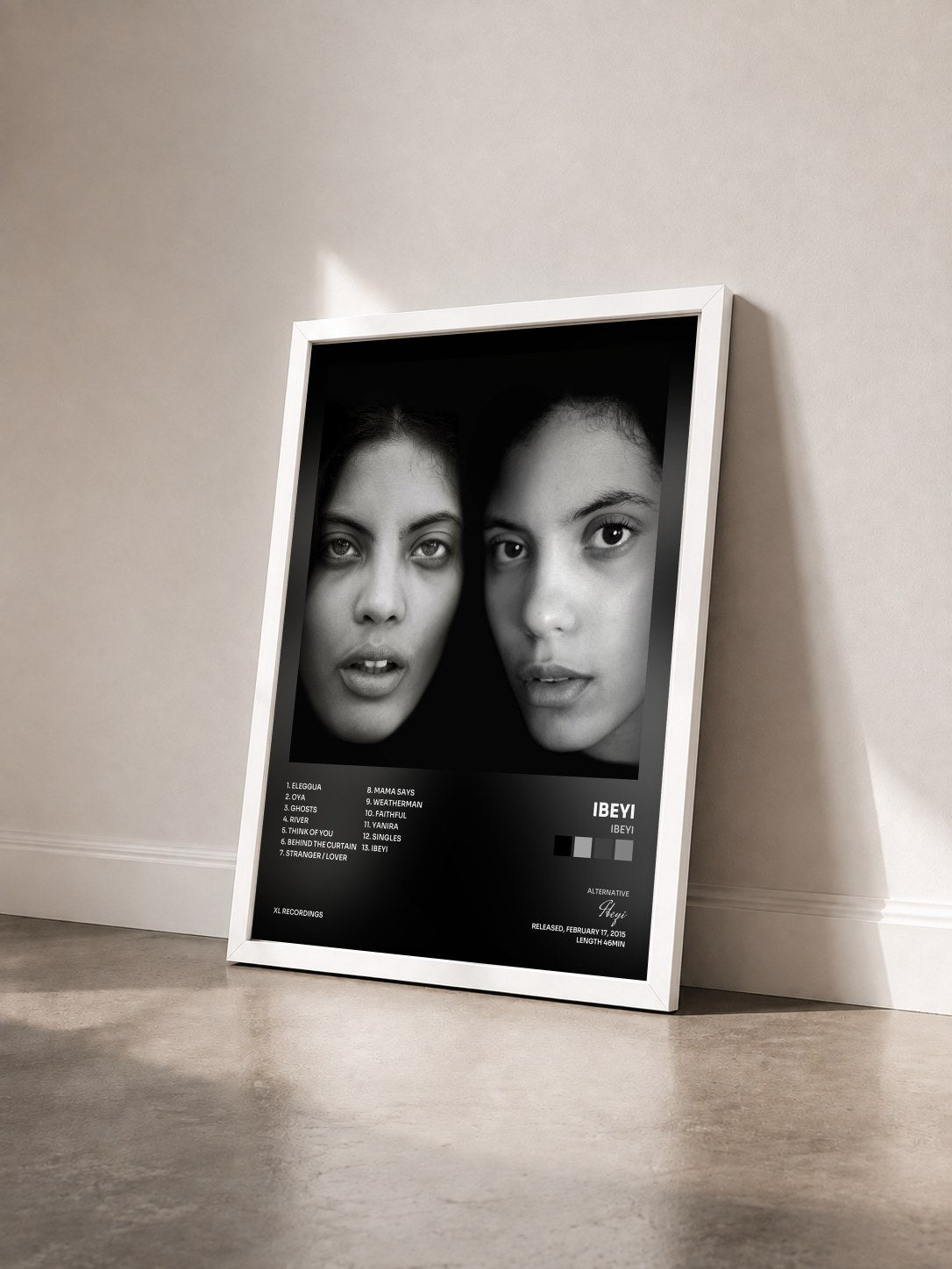 #blanc Tableau de l'album Ibeyi de Ibeyi vu de trois quarts, cadre blanc