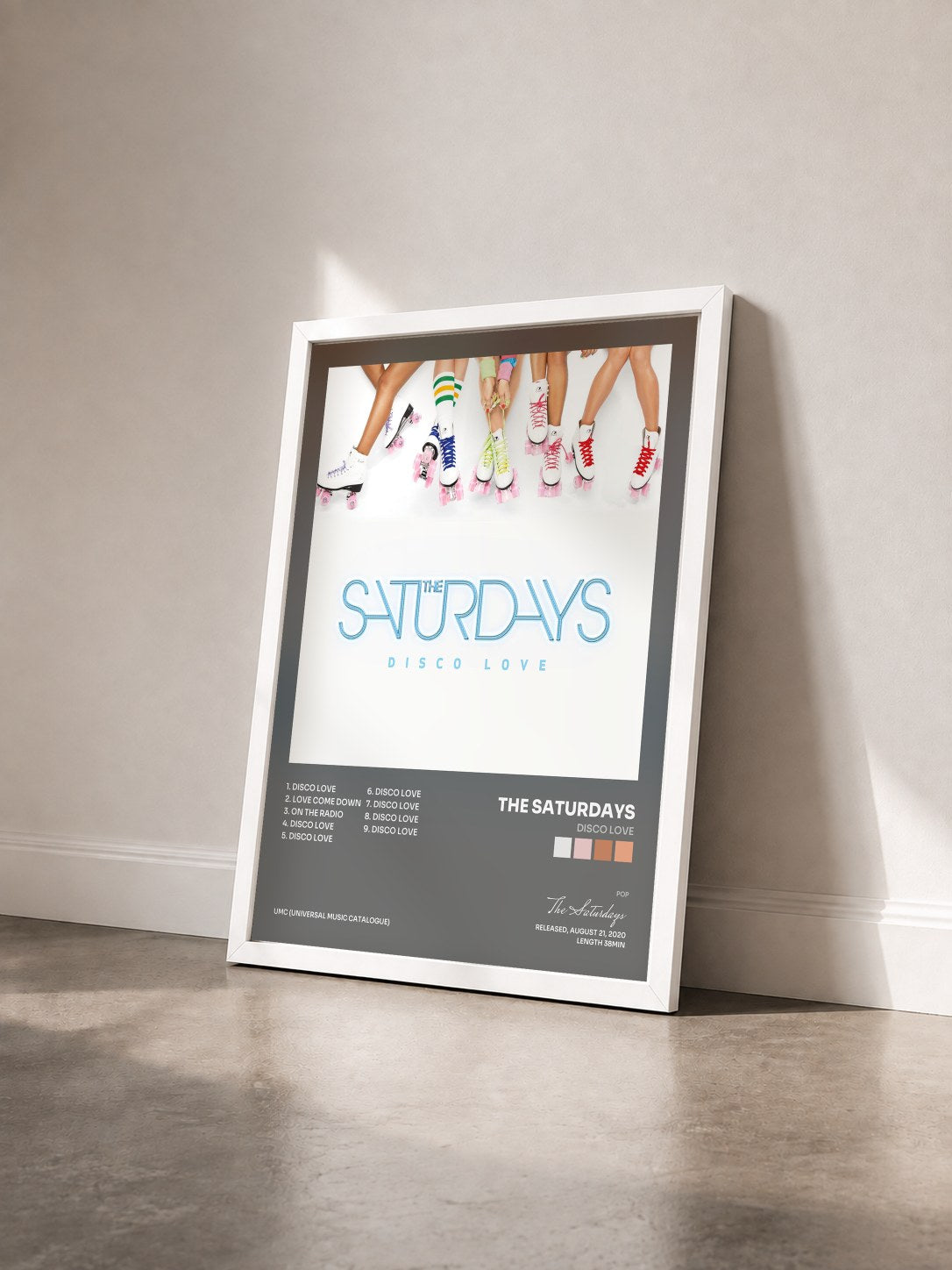 #blanc Tableau de l'album Disco Love de The Saturdays vu de trois quarts, cadre blanc