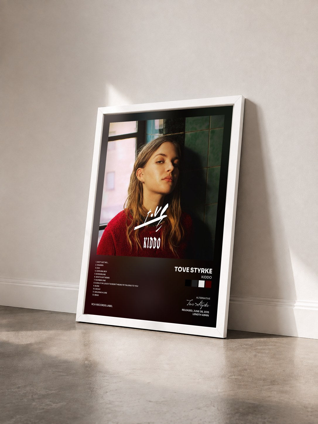 #blanc Tableau de l'album Kiddo de Tove Styrke vu de trois quarts, cadre blanc