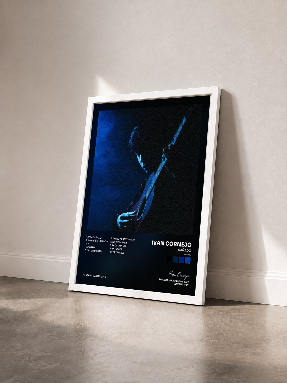 #blanc Tableau de l'album Dañado (Deluxe) de Ivan Cornejo vu de trois quarts, cadre blanc
