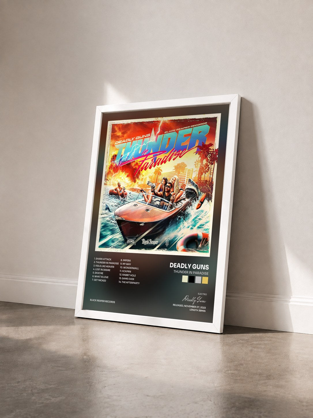 #blanc Tableau de l'album Thunder In Paradise de Deadly Guns vu de trois quarts, cadre blanc