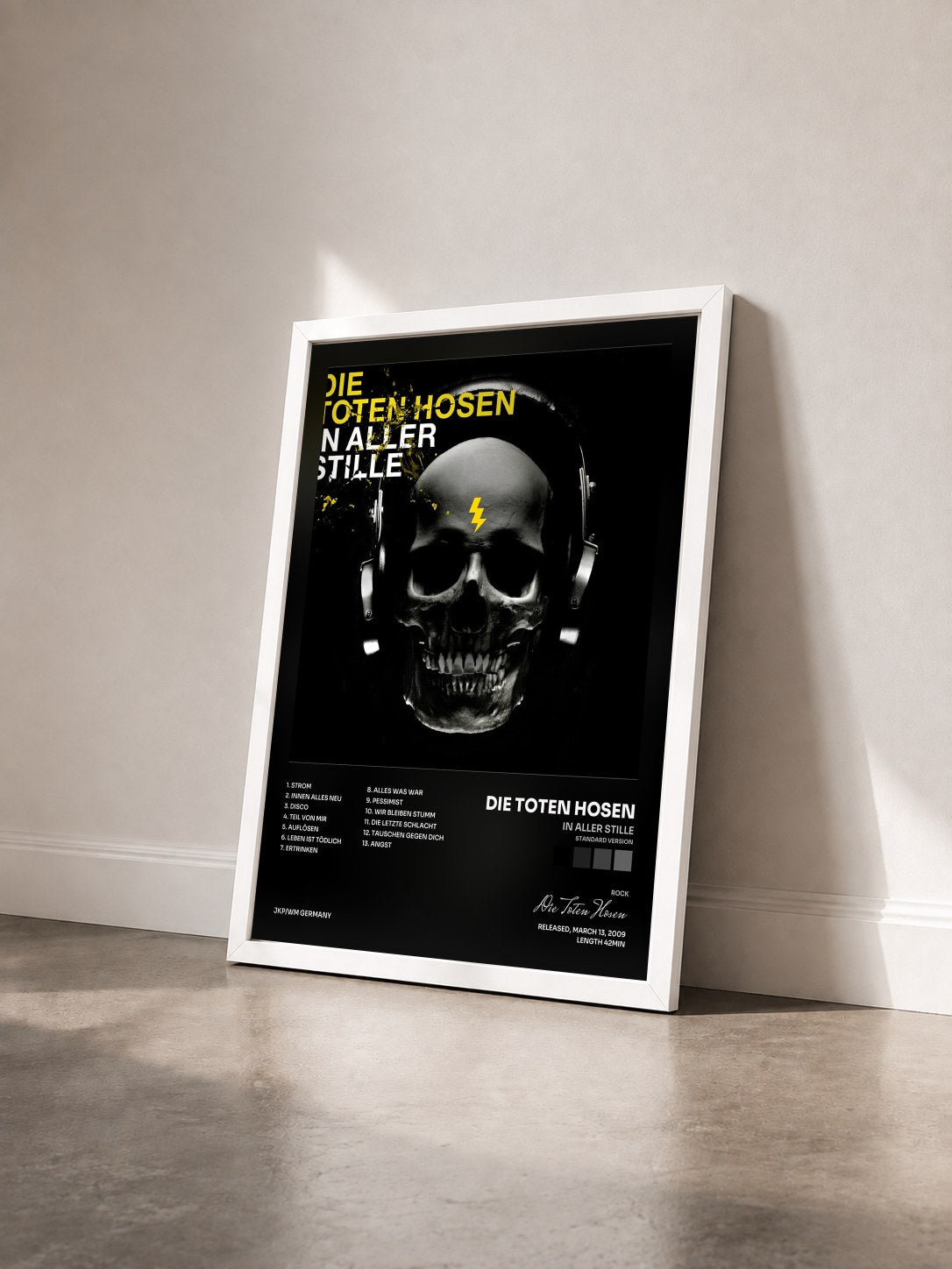 #blanc Tableau de l'album In aller Stille (Standard Version) de Die Toten Hosen vu de trois quarts, cadre blanc