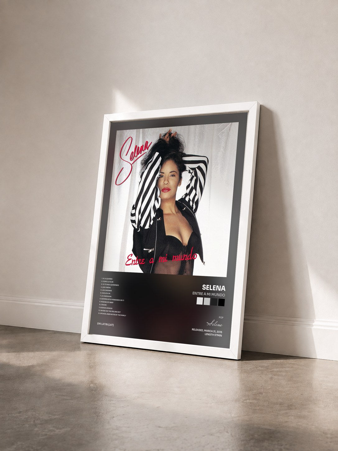 #blanc Tableau de l'album Entre A Mi Mundo de Selena vu de trois quarts, cadre blanc