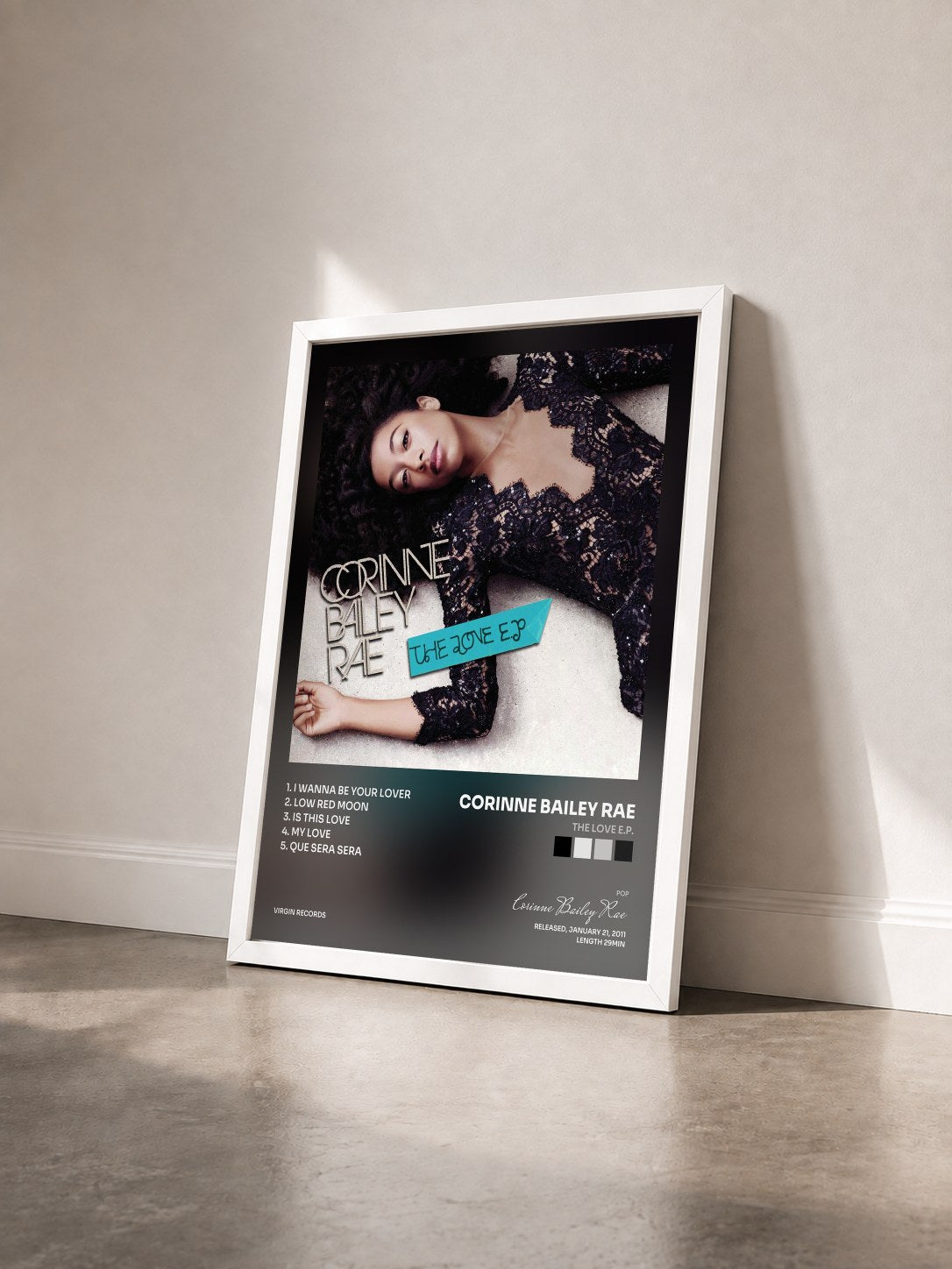#blanc Tableau de l'album The Love E.P. de Corinne Bailey Rae vu de trois quarts, cadre blanc