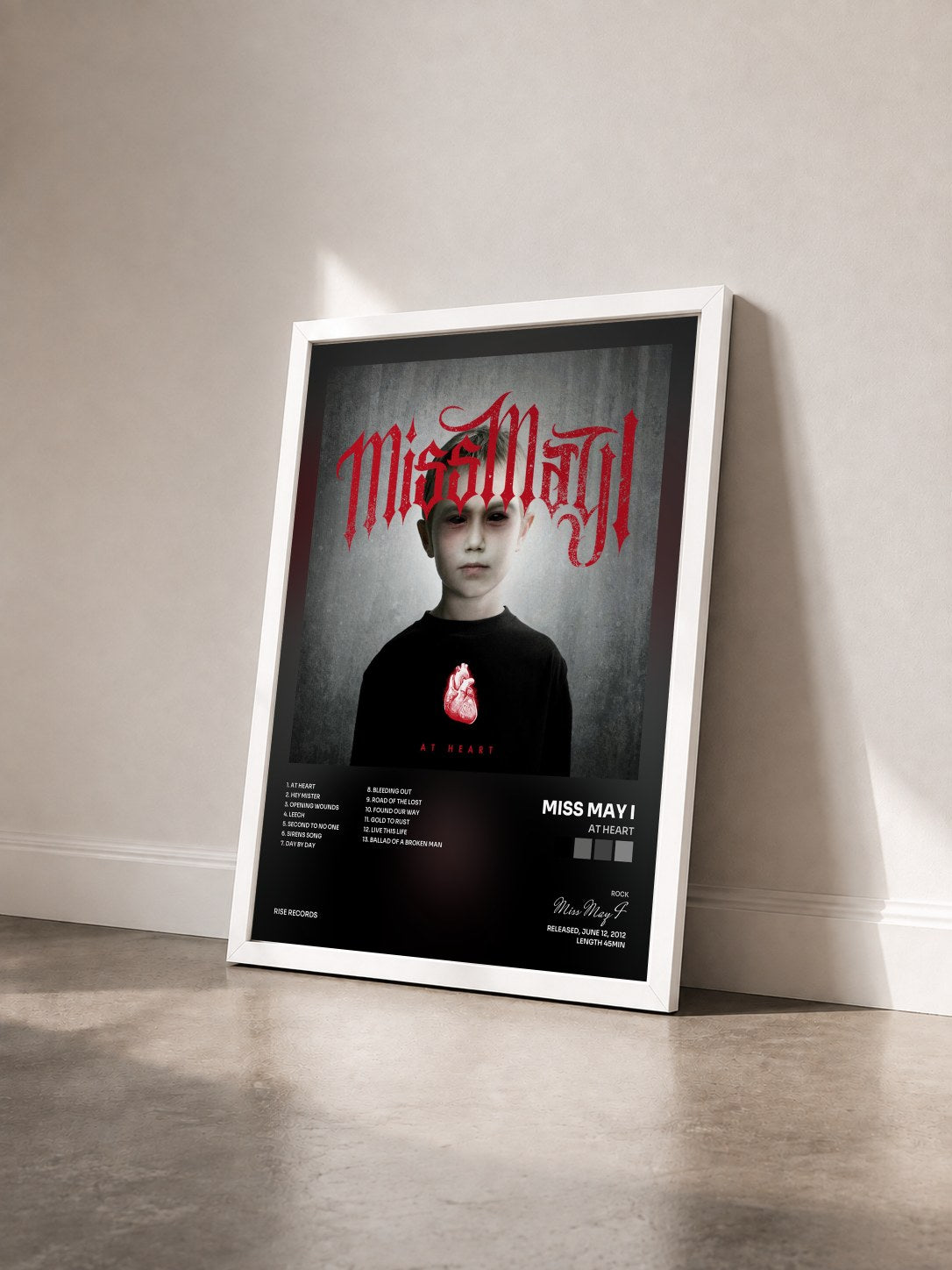 #blanc Tableau de l'album At Heart de Miss May I vu de trois quarts, cadre blanc