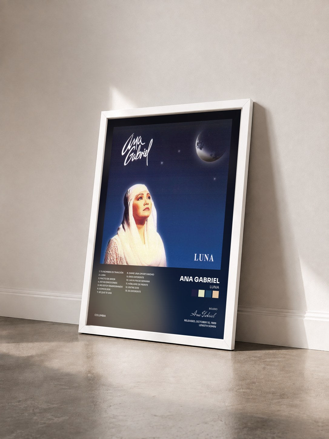 #blanc Tableau de l'album Luna de Ana Gabriel vu de trois quarts, cadre blanc