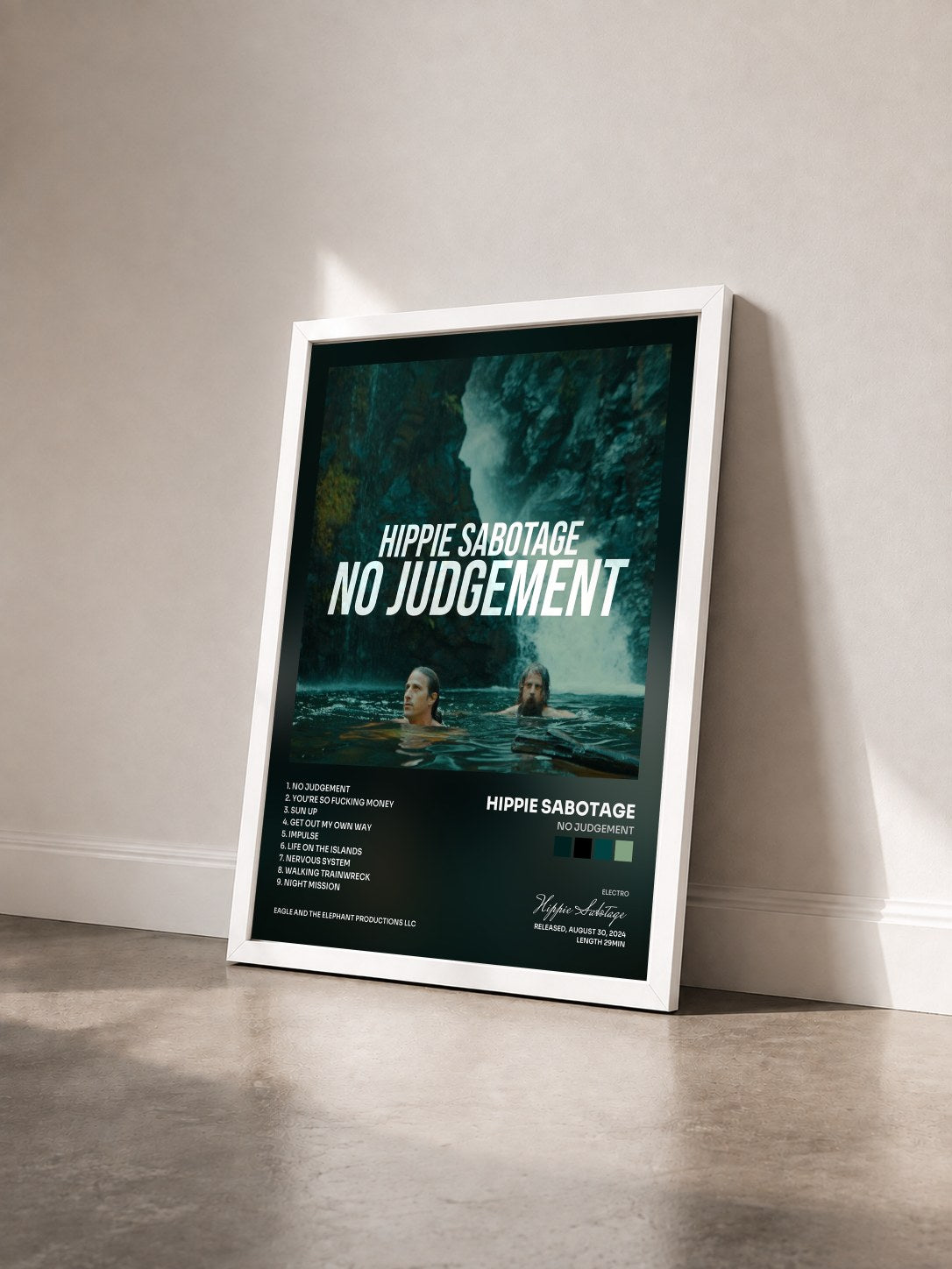 #blanc Tableau de l'album No Judgement de Hippie Sabotage vu de trois quarts, cadre blanc