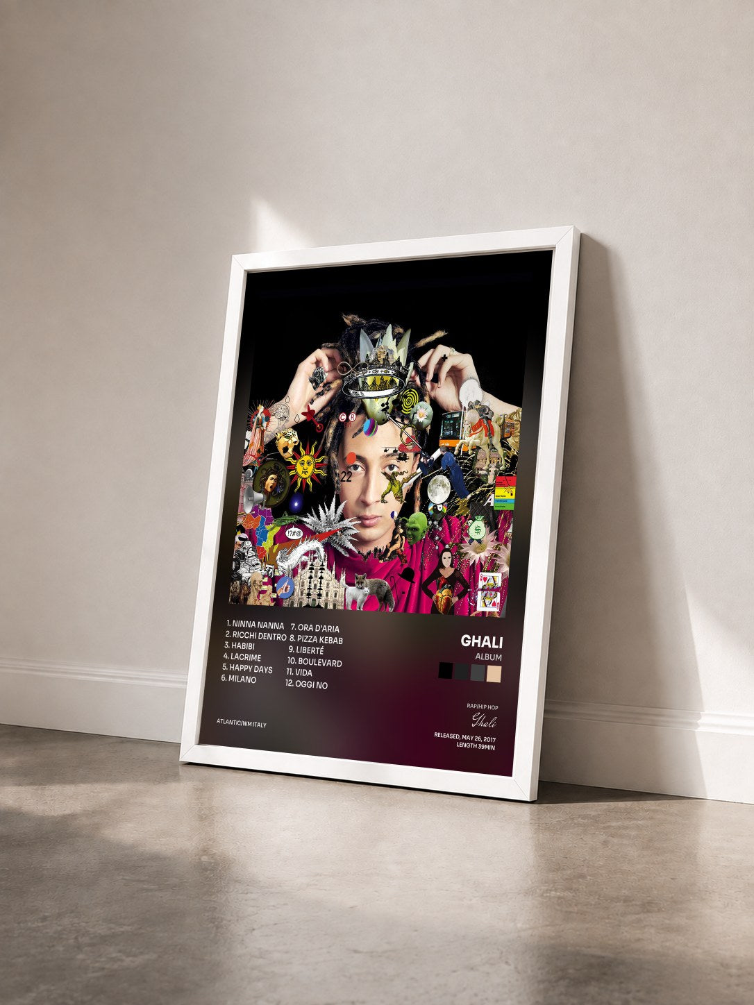 #blanc Tableau de l'album Album de Ghali vu de trois quarts, cadre blanc