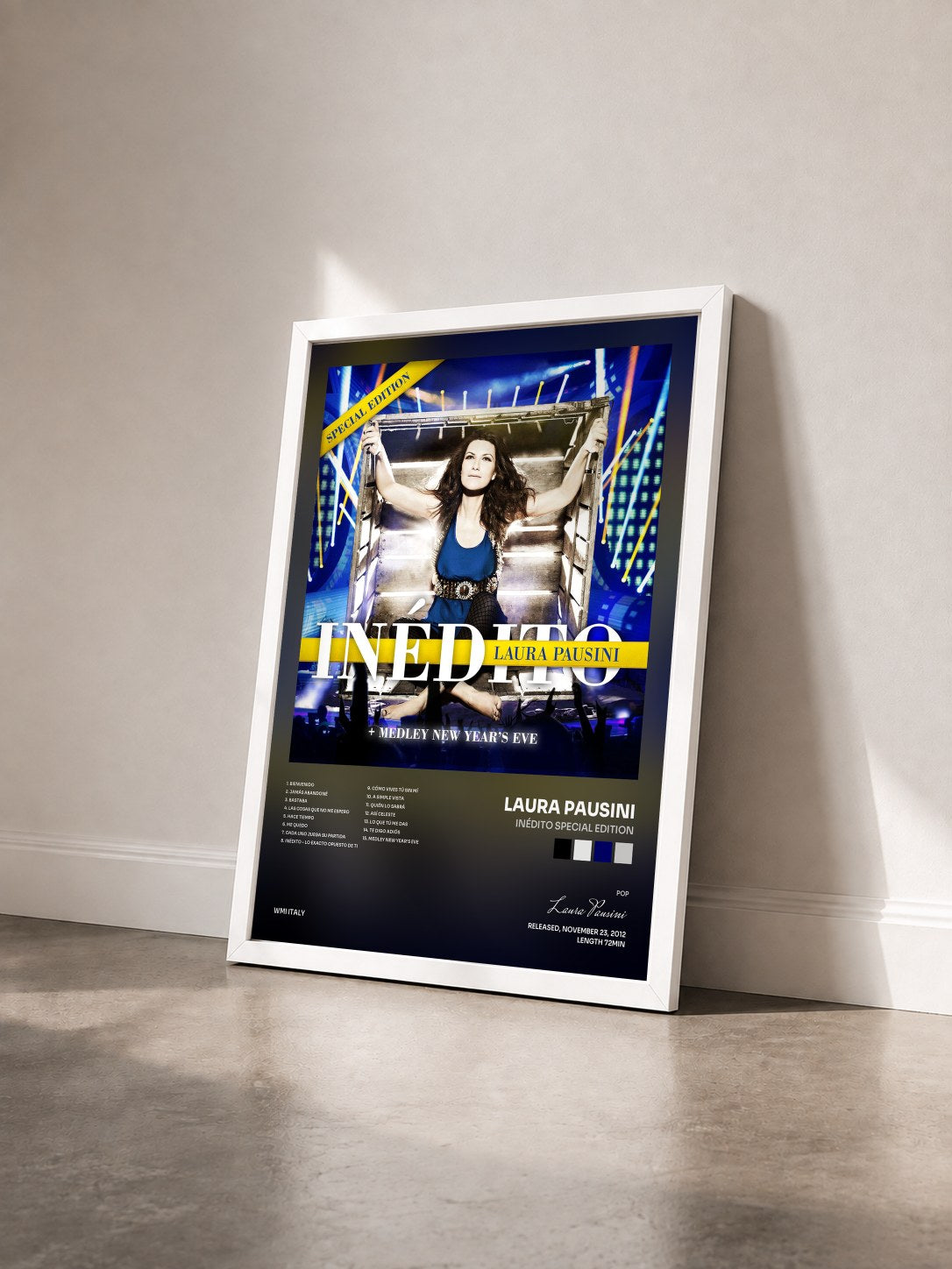 #blanc Tableau de l'album Inédito Special Edition de Laura Pausini vu de trois quarts, cadre blanc