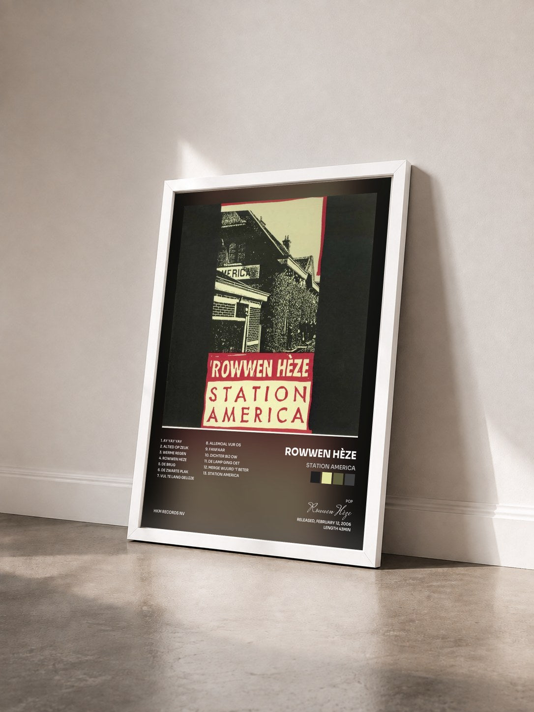 #blanc Tableau de l'album Station America de Rowwen Hèze vu de trois quarts, cadre blanc