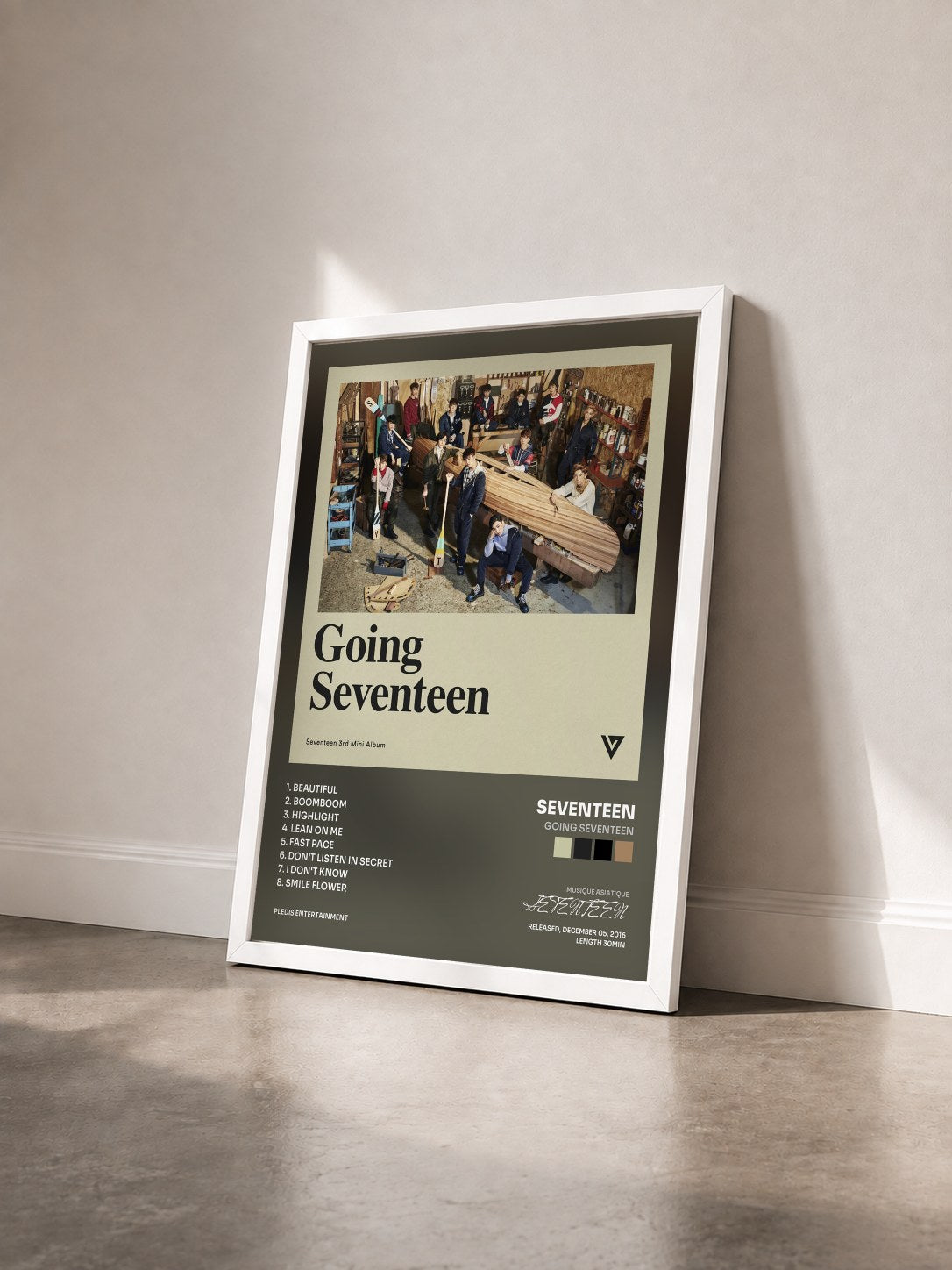 #blanc Tableau de l'album Going Seventeen de SEVENTEEN vu de trois quarts, cadre blanc