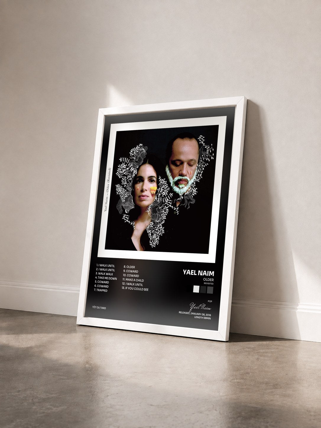 #blanc Tableau de l'album Older (Revisited) de Yael Naim vu de trois quarts, cadre blanc