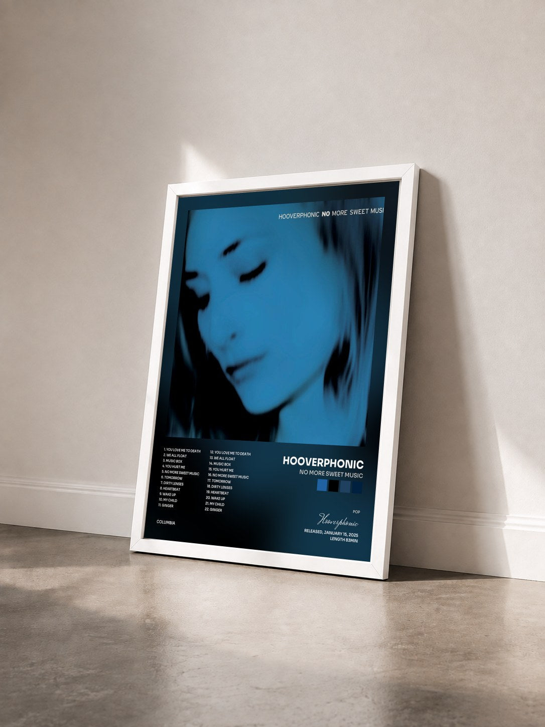 #blanc Tableau de l'album No More Sweet Music de Hooverphonic vu de trois quarts, cadre blanc